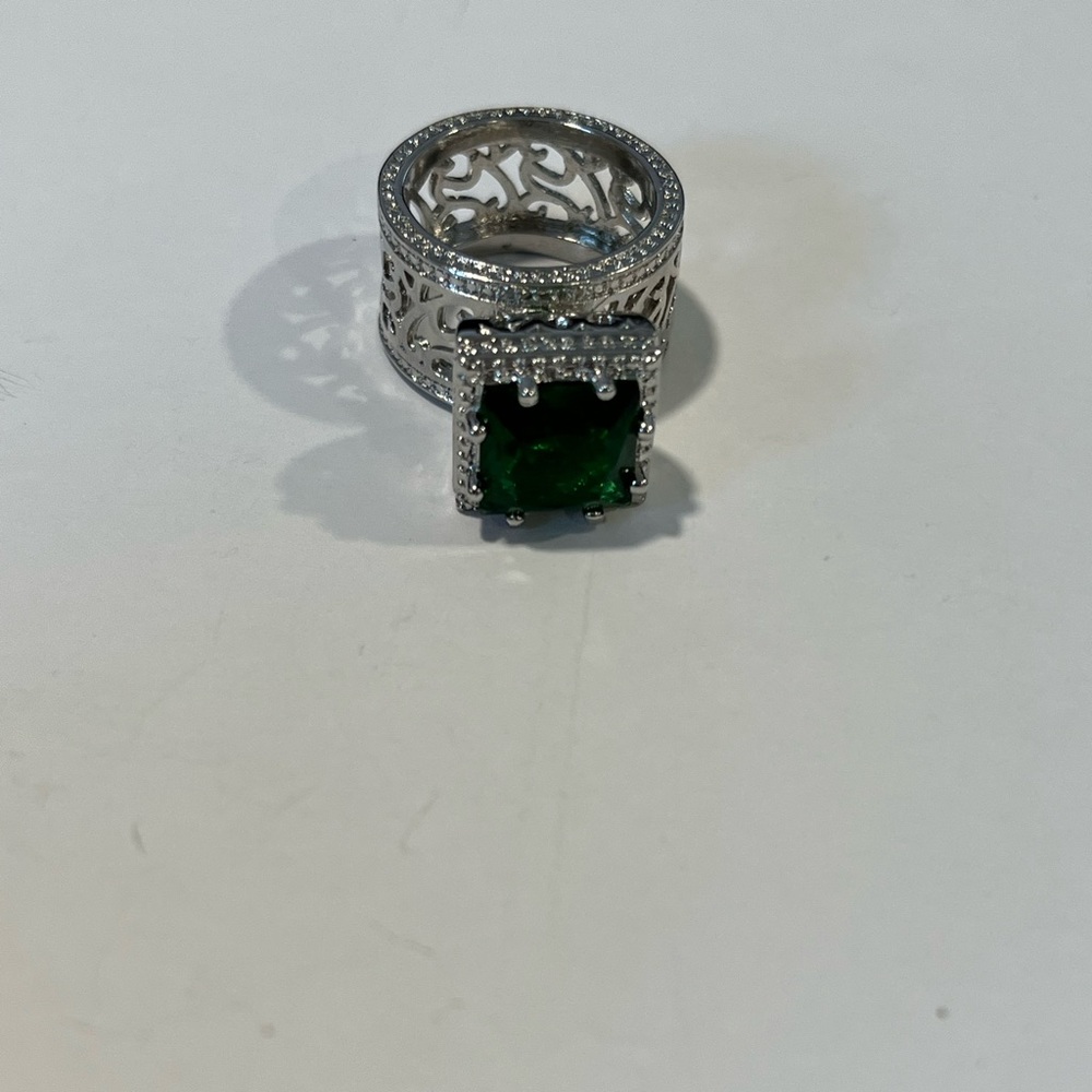 Elegant Silver and Green Gemstone Ring
